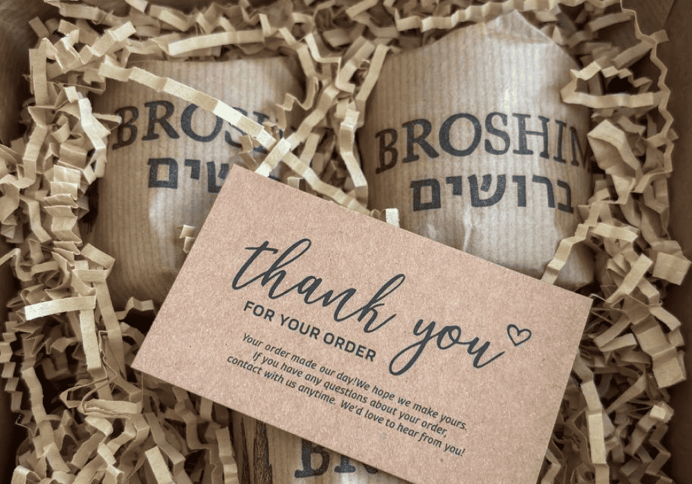 Подарочные мешки с надписью "Брошим" и благодарственной открыткой.